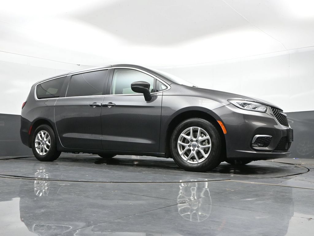 Used 2023 Chrysler Pacifica Touring-L FWD image 24