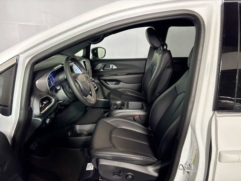 New 2026 Chrysler Pacifica Select image 11