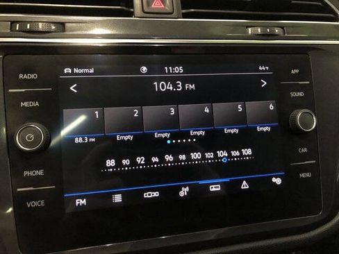 Used 2021 Volkswagen Tiguan SE w/ Panoramic Sunroof Package image 15