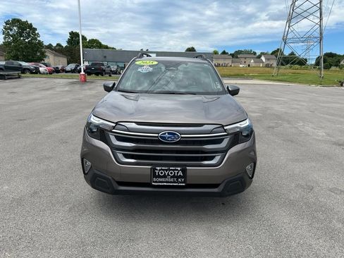 Used 2025 Subaru Forester Premium AWD/4WD image 2