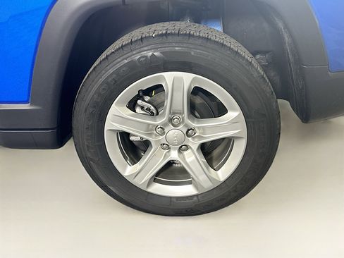 Used 2023 Jeep Compass Latitude image 11