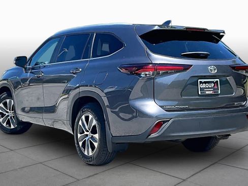 Used 2024 Toyota Highlander XLE AWD/4WD image 12