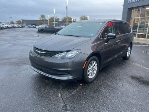 Used 2022 Chrysler Voyager LX image 2