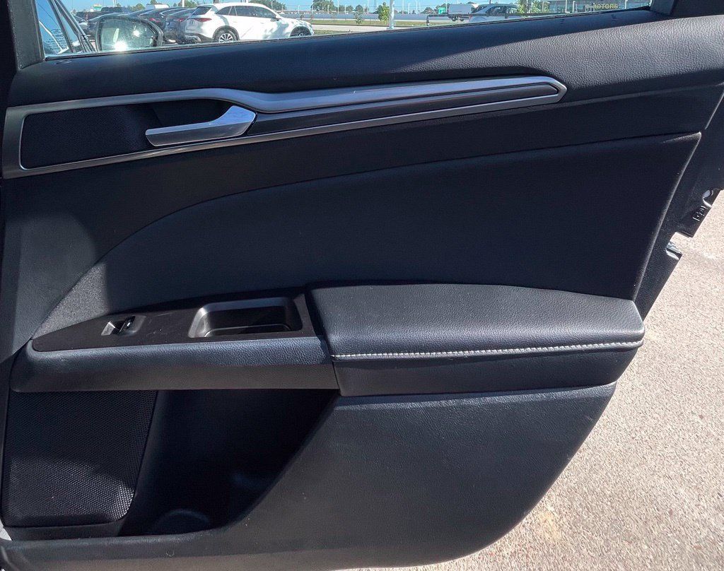 Used 2017 Ford Fusion SE w/ Equipment Group 201A FWD image 22