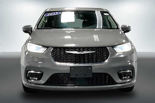 Used 2023 Chrysler Pacifica Touring-L FWD image 2