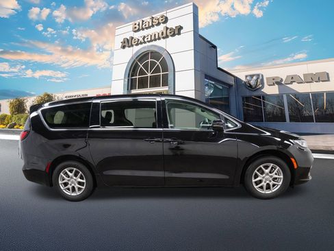 Certified 2024 Chrysler Pacifica Touring-L image 2