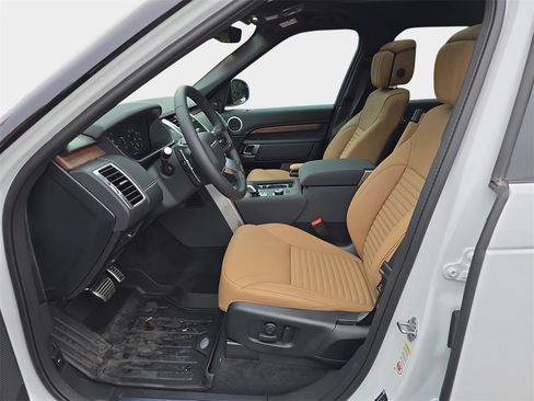 New 2025 Land Rover Discovery Dynamic SE image 16