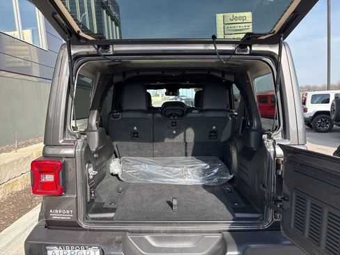 Used 2025 Jeep Wrangler Unlimited Sahara AWD/4WD image 5