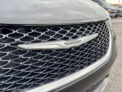 Used 2021 Chrysler Pacifica Touring-L FWD image 28