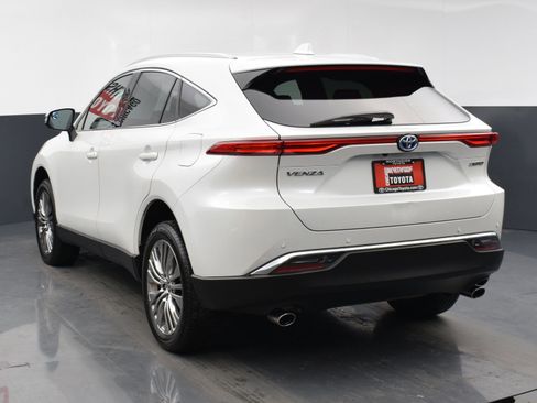 Used 2023 Toyota Venza Limited image 3