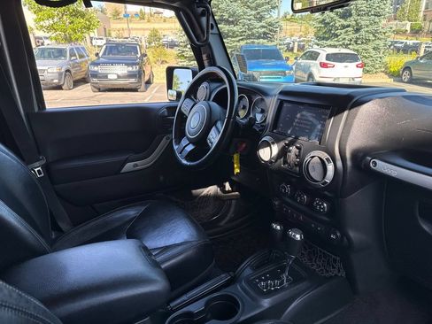 Used 2017 Jeep Wrangler Unlimited Rubicon w/ Connectivity Group AWD/4WD image 18