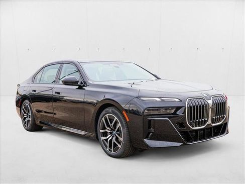 Used 2025 BMW 740i xDrive AWD/4WD image 3