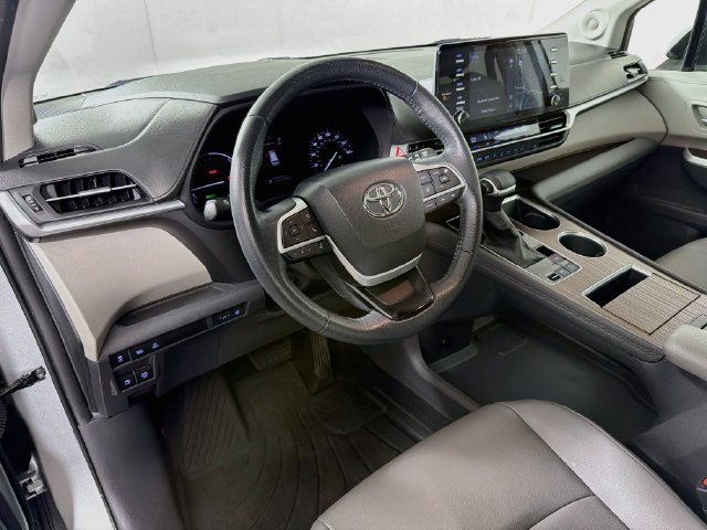 Used 2022 Toyota Sienna XLE w/ XLE Plus Package FWD image 13