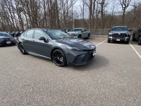 Used 2025 Toyota Camry SE image 9
