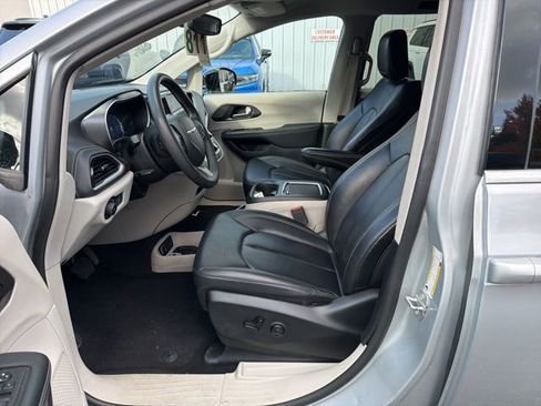 Used 2024 Chrysler Pacifica Select image 27