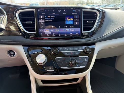 Used 2021 Chrysler Pacifica Limited w/ Premium & Safety Sphere Group AWD/4WD image 9