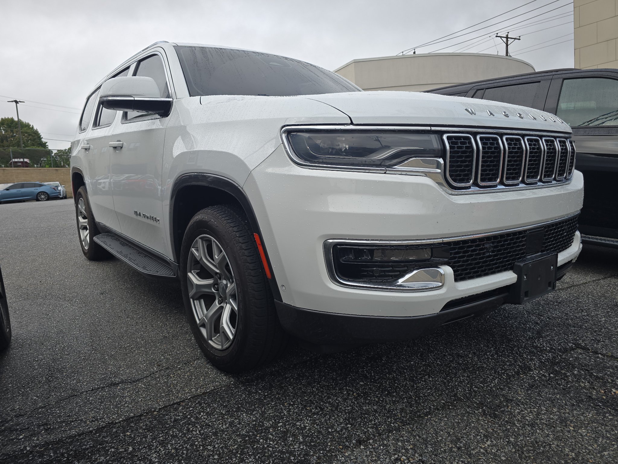 Used 2022 Jeep Wagoneer Series I w/ Premium Group I AWD/4WD image 2