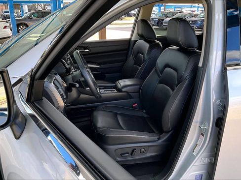 Used 2025 Nissan Pathfinder SL image 7