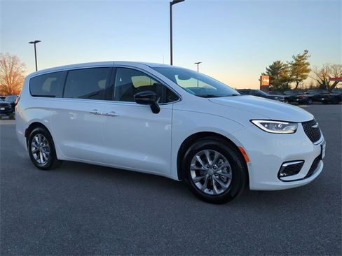 New 2026 Chrysler Pacifica Limited image 2