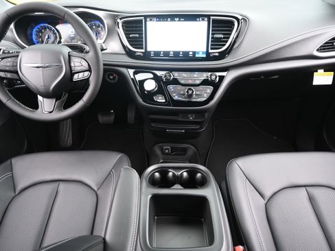 New 2026 Chrysler Pacifica Select image 3