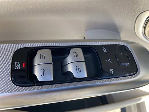 Used 2025 Mercedes-Benz GLC 300 image 13