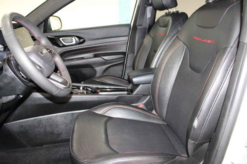 Used 2025 Jeep Compass Trailhawk AWD/4WD image 18