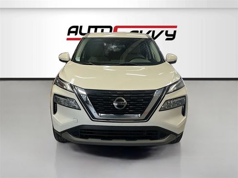 Used 2021 Nissan Rogue SV image 2