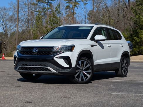 Used 2024 Volkswagen Taos SE w/ MDO Package image 4