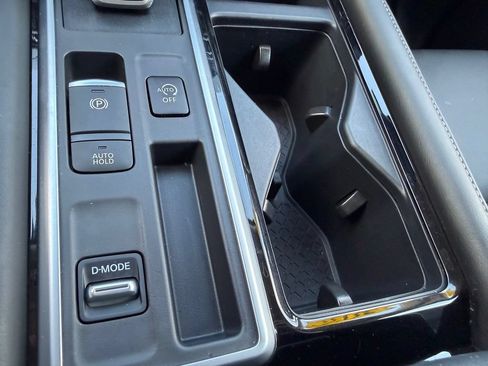 Used 2025 Nissan Pathfinder SL FWD image 4