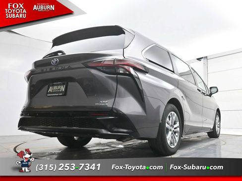 Used 2022 Toyota Sienna XSE w/ XSE Plus Package image 17