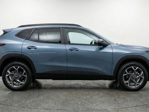 Used 2025 Chevrolet Trax LT w/ LT Convenience Package image 11