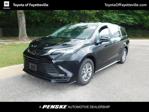 Used 2026 Toyota Sienna LE FWD image 1