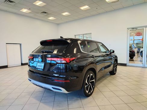 Used 2024 Mitsubishi Outlander SE image 3