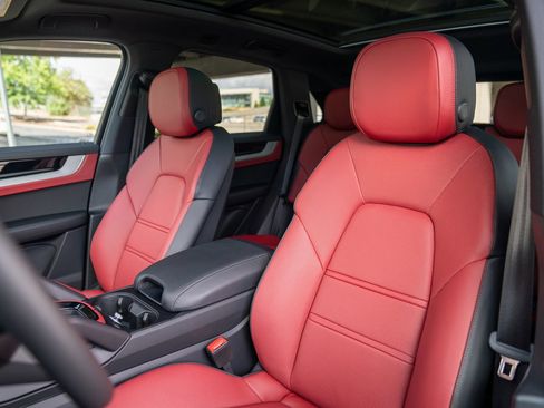 Certified 2025 Porsche Cayenne image 5