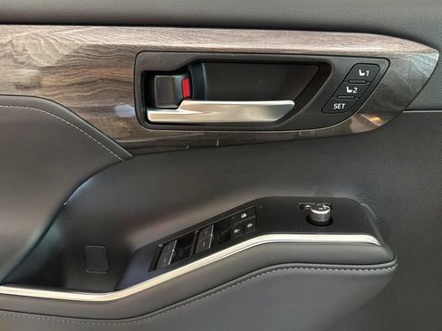 New 2026 Toyota Highlander Platinum AWD/4WD image 11