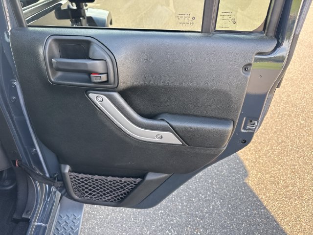 Used 2016 Jeep Wrangler Unlimited Sahara w/ Connectivity Group AWD/4WD image 16