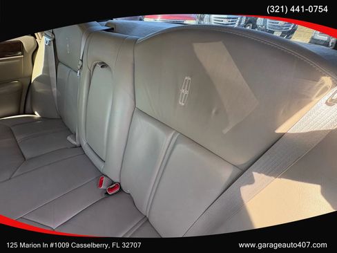 Used 2010 Lincoln Town Car Signature Limited image 21