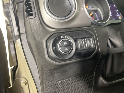 Used 2020 Jeep Gladiator Overland AWD/4WD image 23