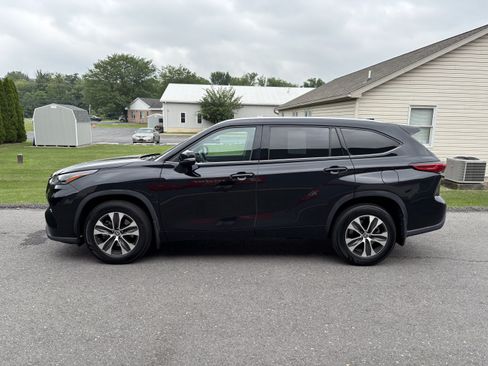 Used 2021 Toyota Highlander XLE AWD/4WD image 6