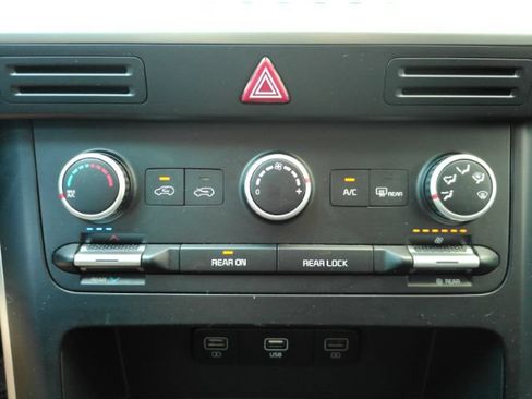 Used 2024 Kia Carnival LX FWD image 51