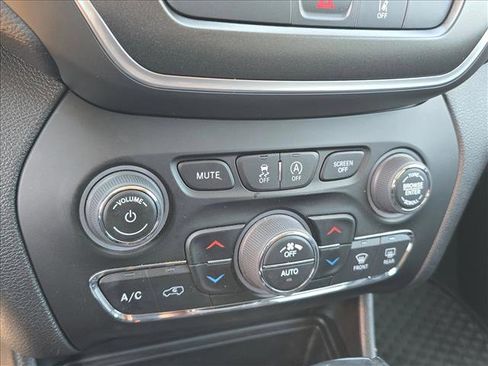 Used 2022 Jeep Cherokee Trailhawk w/ Comfort/Convenience Group image 11