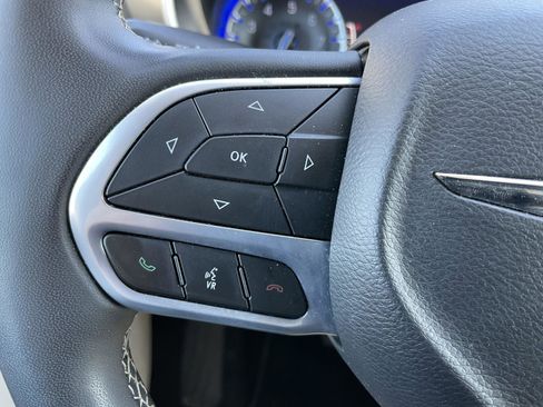 Used 2023 Chrysler Pacifica Touring-L image 18