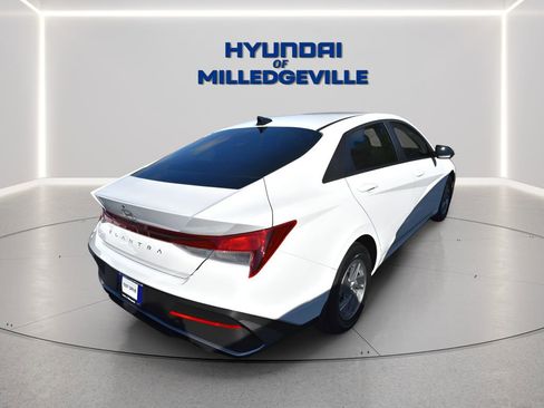 New 2026 Hyundai Elantra SE FWD image 3