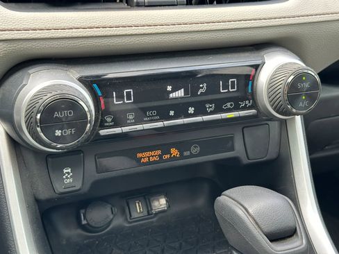 Used 2021 Toyota RAV4 XLE w/ Convenience Package AWD/4WD image 30