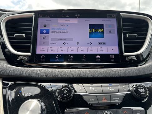 Certified 2022 Chrysler Pacifica Touring-L FWD image 11