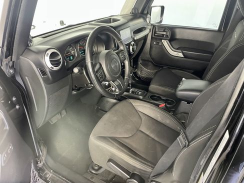 Used 2014 Jeep Wrangler Unlimited Sahara w/ Connectivity Group AWD/4WD image 10