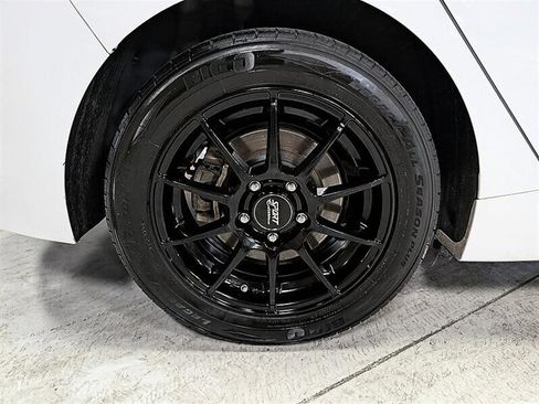 Used 2018 Hyundai Ioniq Limited FWD image 13