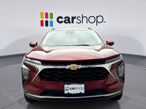 Used 2025 Chevrolet Trax LT FWD image 8