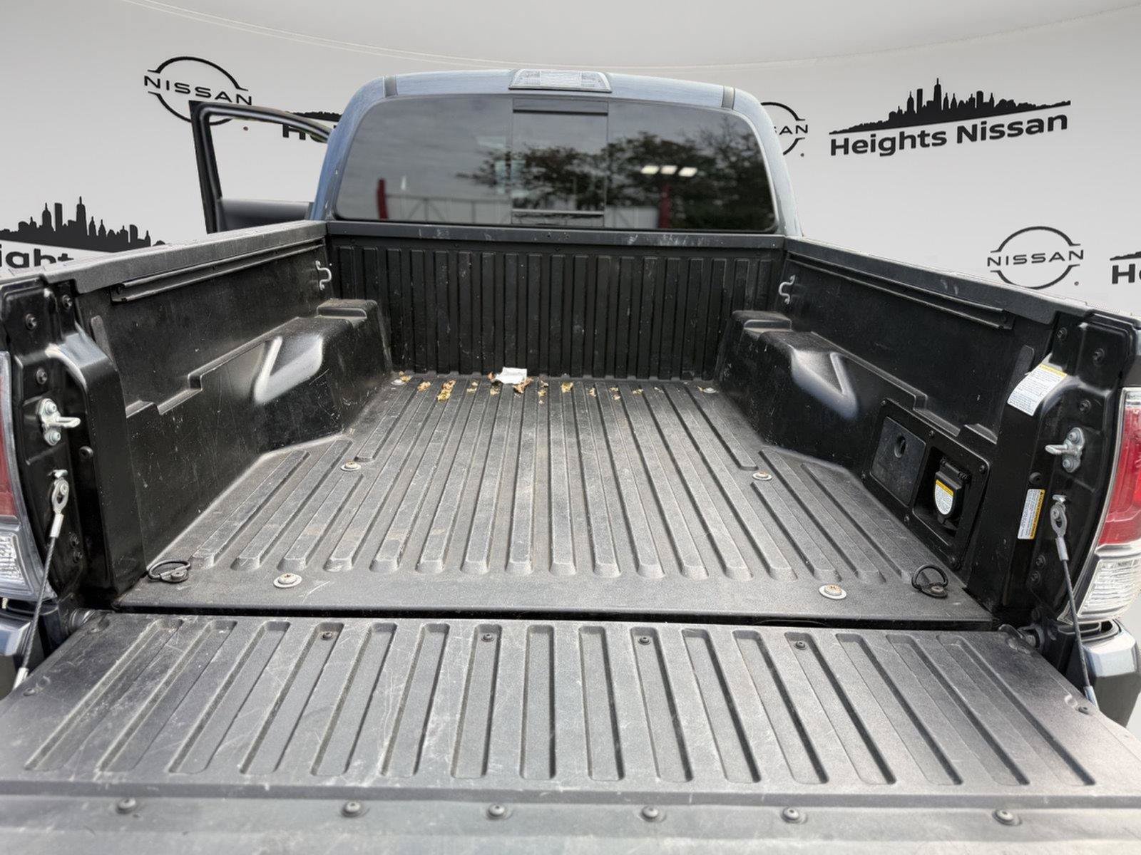 Used 2022 Toyota Tacoma TRD Sport AWD/4WD image 25