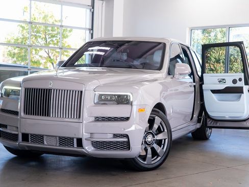 Used 2022 Rolls-Royce Cullinan image 2